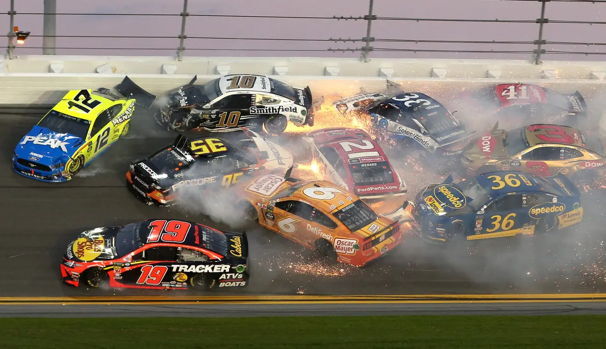 Sejumlah mobil terlibat kecelakaan dalam balapan NASCAR Daytona 500 di Daytona International Speedway, Daytona Beach, Florida, AS, Minggu (17/2).  Kecelakaan berpapi-api tersebut melibatkan 21 mobil pembalap. (AP Photo/Gary McCullough)