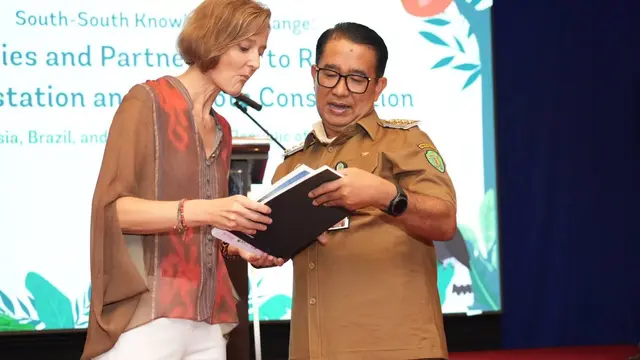 Lead Environmental Specialist The World Bank Franka Braun bersama Penjabat (Pj) Gubernur Kaltim Akmal Malik di ajang Forum South-South Knowledge Exchange (SSKE) pada 23-29 Mei 2024. Dok: Pemprov Kaltim