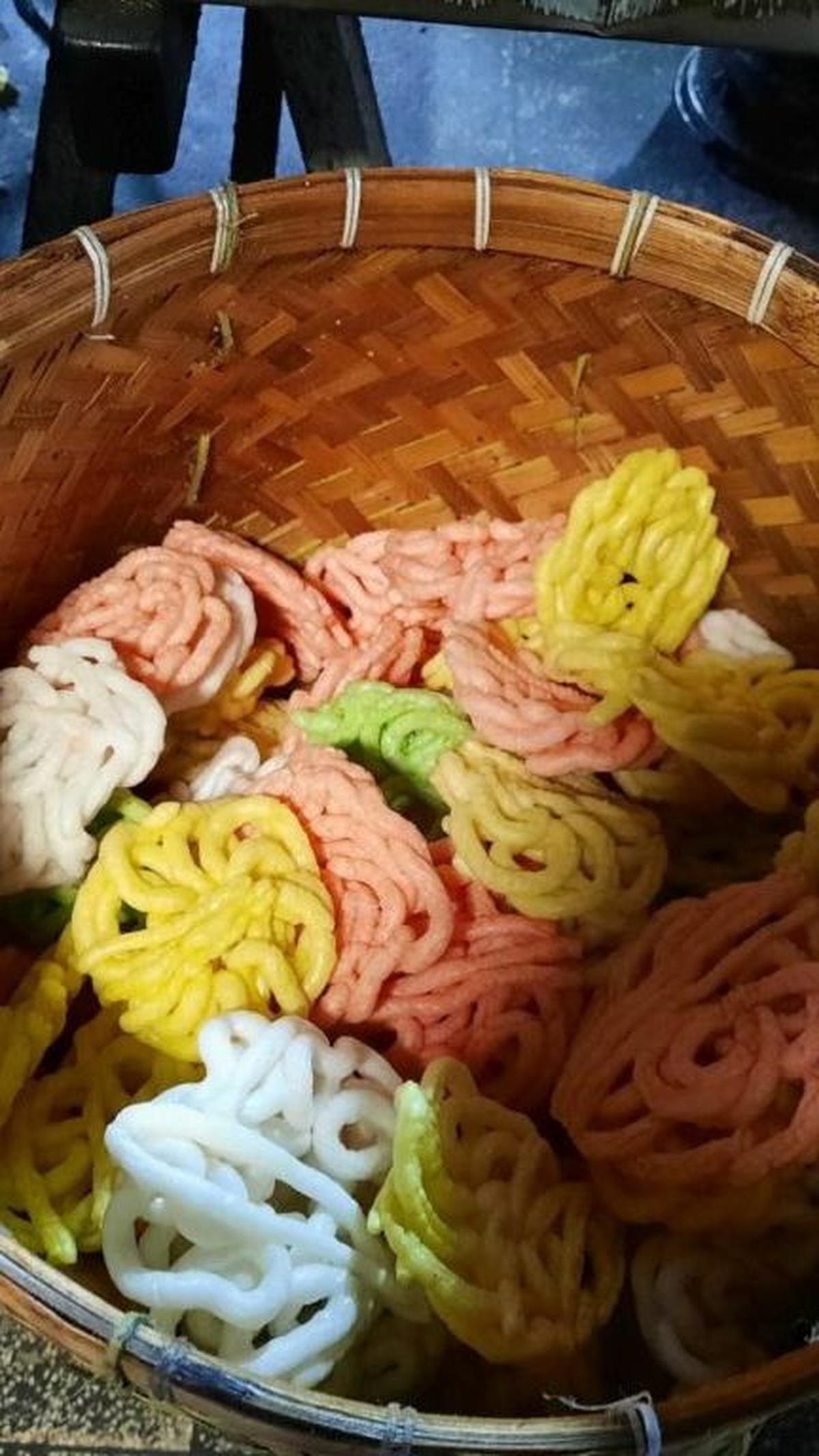 Kerupuk ini memiliki cita rasa gurih dan renyah