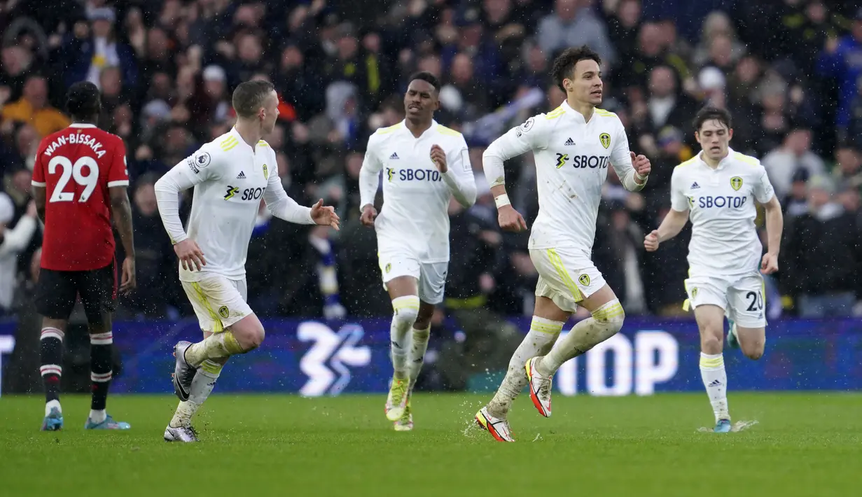 Penyerang Leeds United, Rodrigo  (kedua kanan) berselebrasi setelah mencetak gol ke gawang Manchester United pada pertandingan lanjutan Liga Inggris di Stadion Elland Road di Leeds, Inggris, Minggu (20/2/2022). MU menang atas Leeds United 4-2. (AP Photo/Jon Super)