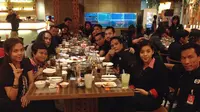 Tim D'Academy Indosiar merayakan keberhasilan program mereka dengan mengadakan makan malam bersama.