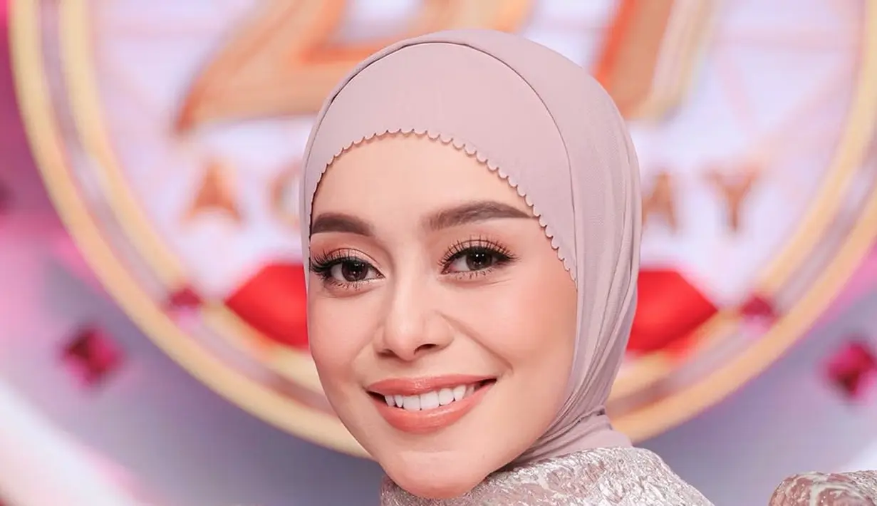 Melengkapi tampilannya, Lesti memilih mengenakan kerudung warna coklat dengan bagian depan memiliki aksen. [@lestikejora]