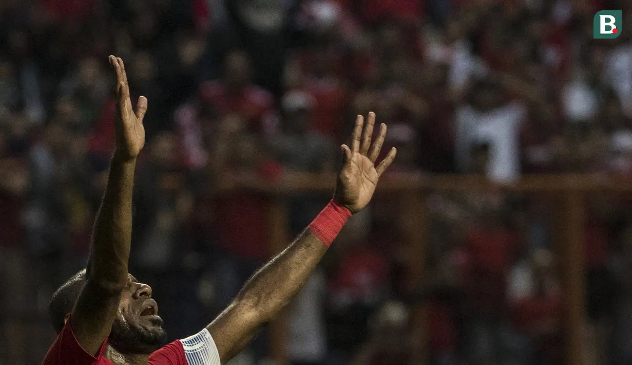 Striker Timnas Indonesia, Boaz Solossa, tampak kecewa gagal membobol gawang Mauritius pada laga uji coba di Stadion Wibawa Mukti, Jawa Barat, Selasa (11/9/2018). Indonesia menang 1-0 atas Mauritius. (Bola.com/Vitalis Yogi Trisna)