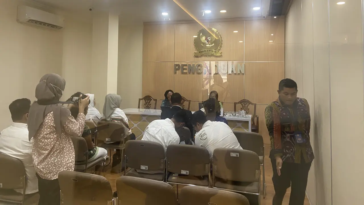 Tim Hukum Tom Lembong menyambangi Kantor Komisi Nasional Hak Asasi Manusia (Komnas HAM), Jumat (6/12/2024).