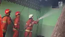 Petugas berusaha memamkan api yang membakar area kantin kampus Institut Ilmu Sosial dan Ilmu Politik (IISIP), Jakarta, Sabtu (24/8/2019). Api diduga berasal dari hubungan pendek arus listrik. (Liputan6.com/Immanuel Antonius)