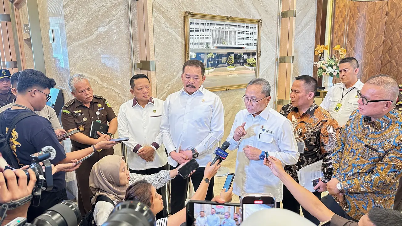 Menteri Perdagangan (Mendag) Zulkifli Hasan atau Zulhas saat bertemu Jaksa Agung ST Burhanuddin.