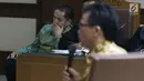 Bupati Halmahera Timur nonaktif, Rudi Erawan saat menjalani sidang lanjutan di Pengadilan Tipikor, Jakarta, Rabu (1/8). Rudi merupakan terdakwa kasus suap proyek Kementerian PUPR tahun 2016. (Liputan6.com/Helmi Fithriansyah)