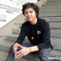 Setelah tak di Smash, dirinya lebih memilih untuk tampil sangat simpel dalam berbagai kesempatan. Misalnya saja pada saat Preskon Simpati Motorbaik Adventure 2016. Hanya dengan menggunakan kaus hitam serta jeans. Penampilannya tetap menawan. (Kapanlagi.com/Muhammad Akrom Sukarya )