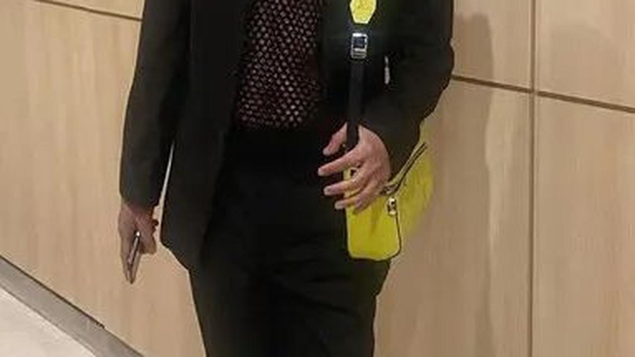 Dalam OOTD serba hitam
