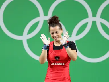Atlet angkat besi wanita Albania, Evagjelia Veli saat mengikuti perlombaan angkat besi 53 kg putri pada Olimpiade 2016 di Rio de Janeiro , Brasil, (8/8). (REUTERS / Stoyan Nenov)