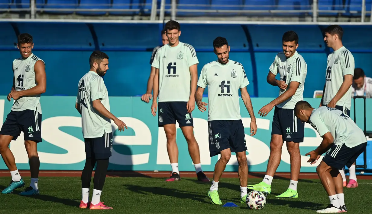 Para pemain timnas Spanyol menghadiri sesi latihan di Stadion Petrovsky, Saint Petersburg, Rabu (30/6/2021). Timnas Swiss dan Spanyol akan berhadapan di babak perempat final Euro 2020 di Krestovsky Stadium yang digelar Jumat, 02 Juli 2021 pukul 23.00 WIB. (Kirill KUDRYAVTSEV/AFP)