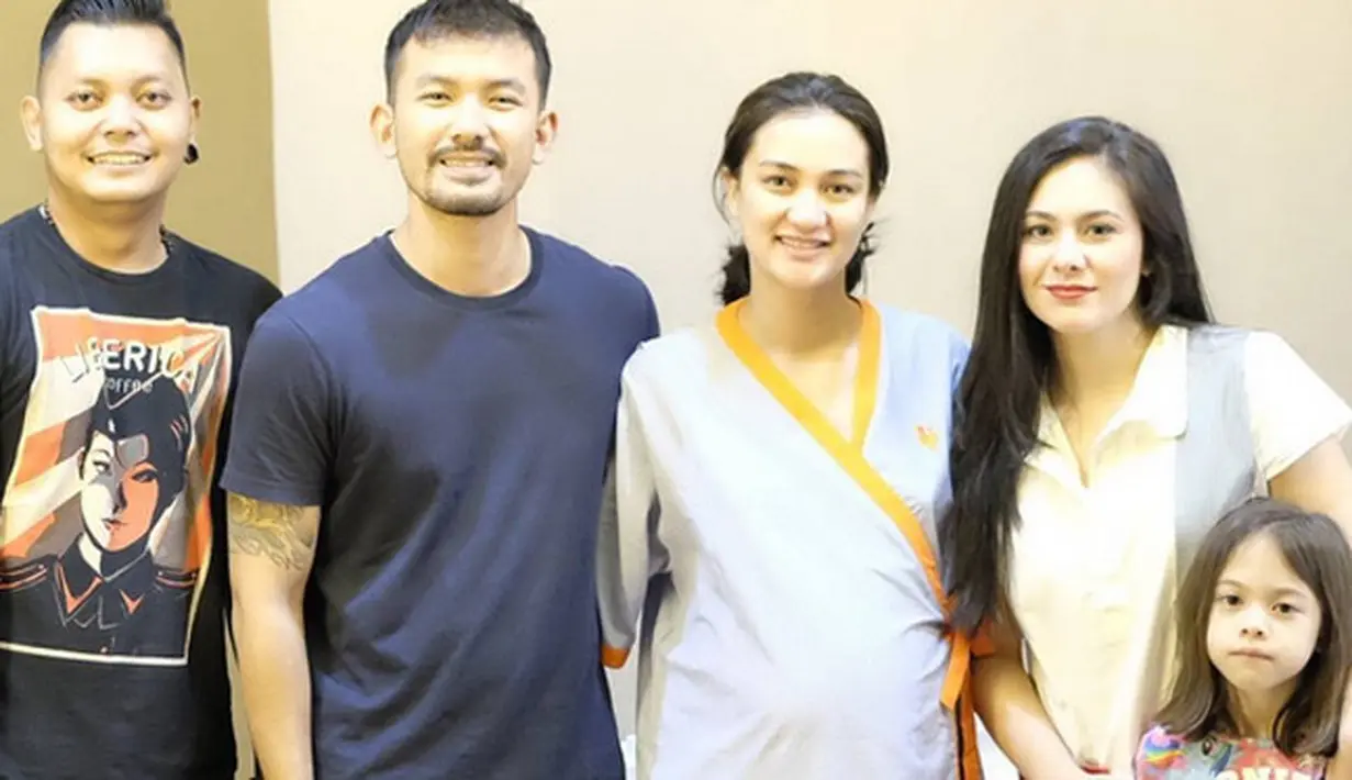 Melihat istrinya yang sudah mengalami kontraksi, perkiraan Rio Dewanto istrinya melahirkan sore ternyata meleset. Saat sahur, Atiqah sudah masuk bukaan 3 dan tidak diperbolehkan pulang. (Instagram/riodewanto)