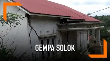 Sejumlah warga Solok Sumatera Barat belum berani pulang ke rumah usai diguncang gempa bumi Magnitudo 5,6 hari Kamis (28/2). Mereka khawatir akan datang gempa susulan.