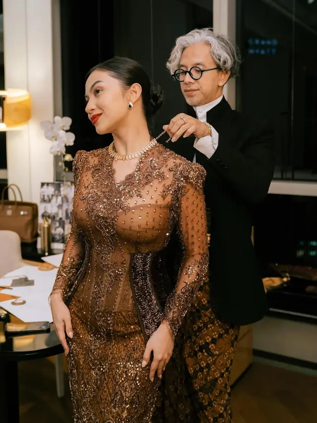 Foto Detail Kebaya Ariel Tatum di Hari Kebaya Nasional 2025