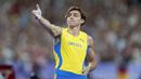 Selebrasi atlet lompat galah Swedia, Armand Duplantis saat memastikan medali emas cabang olahraga lompat galah Olimpiade Paris 2024 di Stade de France, Paris, Prancis, Senin (05/08/2024) waktu setempat. (AP Photo/David Goldman)