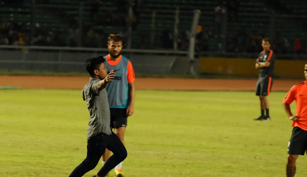 Salah satu suporter Juventus berlari memasuki lapangan di Stadion GBK, Jakarta, (5/8/2014), untuk memeluk salah satu pemain depan I Bianconeri. (Liputan6.com/Helmi Fithriansyah) 