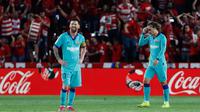 Reaksi  bintang Barcelona, Lionel Messi dan rekannya, Antoine Griezmann pada laga pekan kelima La Liga melawan Granada di Stadion Nuevo Los Cármenes, Sabtu(21/9/2019). Barcelona secara mengejutkan tumbang dalam lawatannya ke markas tim promosi, Granada 0-2. (AP Photo/Miguel Morenatti)