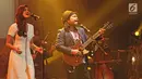 Penyanyi Monita Tahalea duet bersama vokalis Payung Teduh, Is saat tampil dalam konser BBM x Liztomania vol.3 di Gedung Kesenian Jakarta, Selasa (14/11). (Liputan6.com/Herman Zakharia)