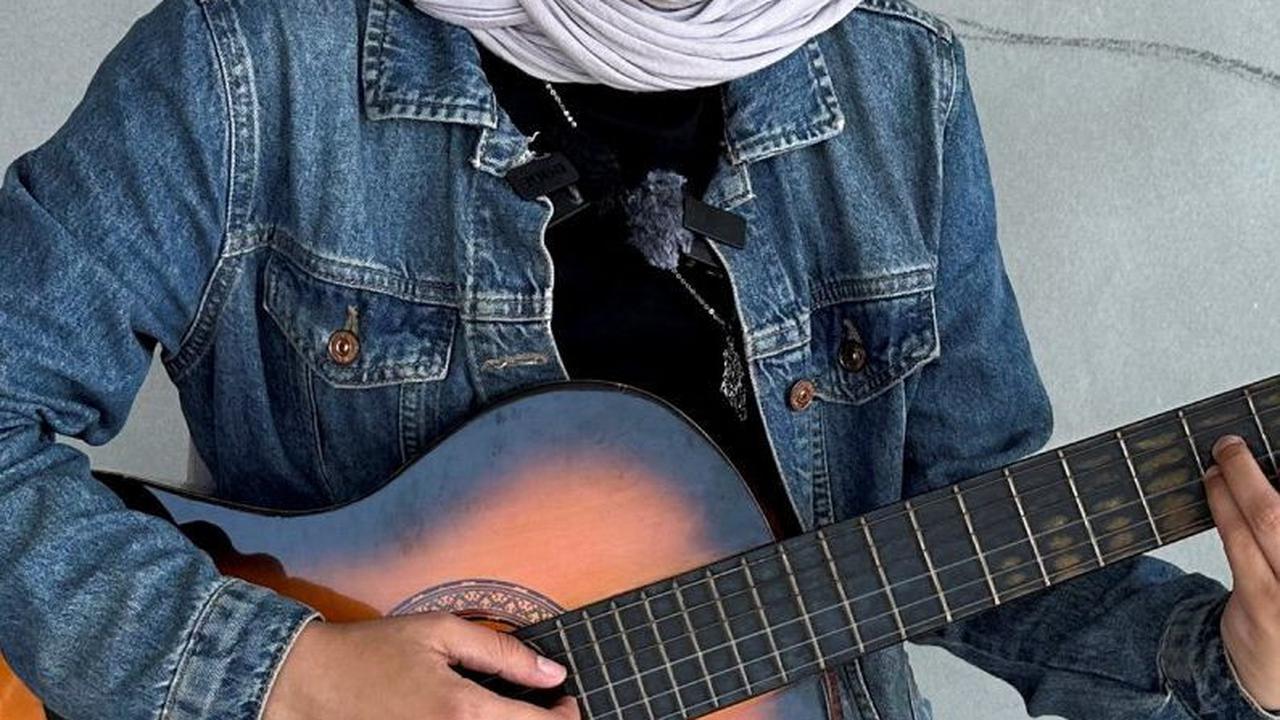 Dia menggunakan kecintaannya pada musik tersebut untuk menghibur anak-anak Jalur Gaza yang kehilangan rumah.&nbsp;Foto: REUTERS/Moaz Abu Taha