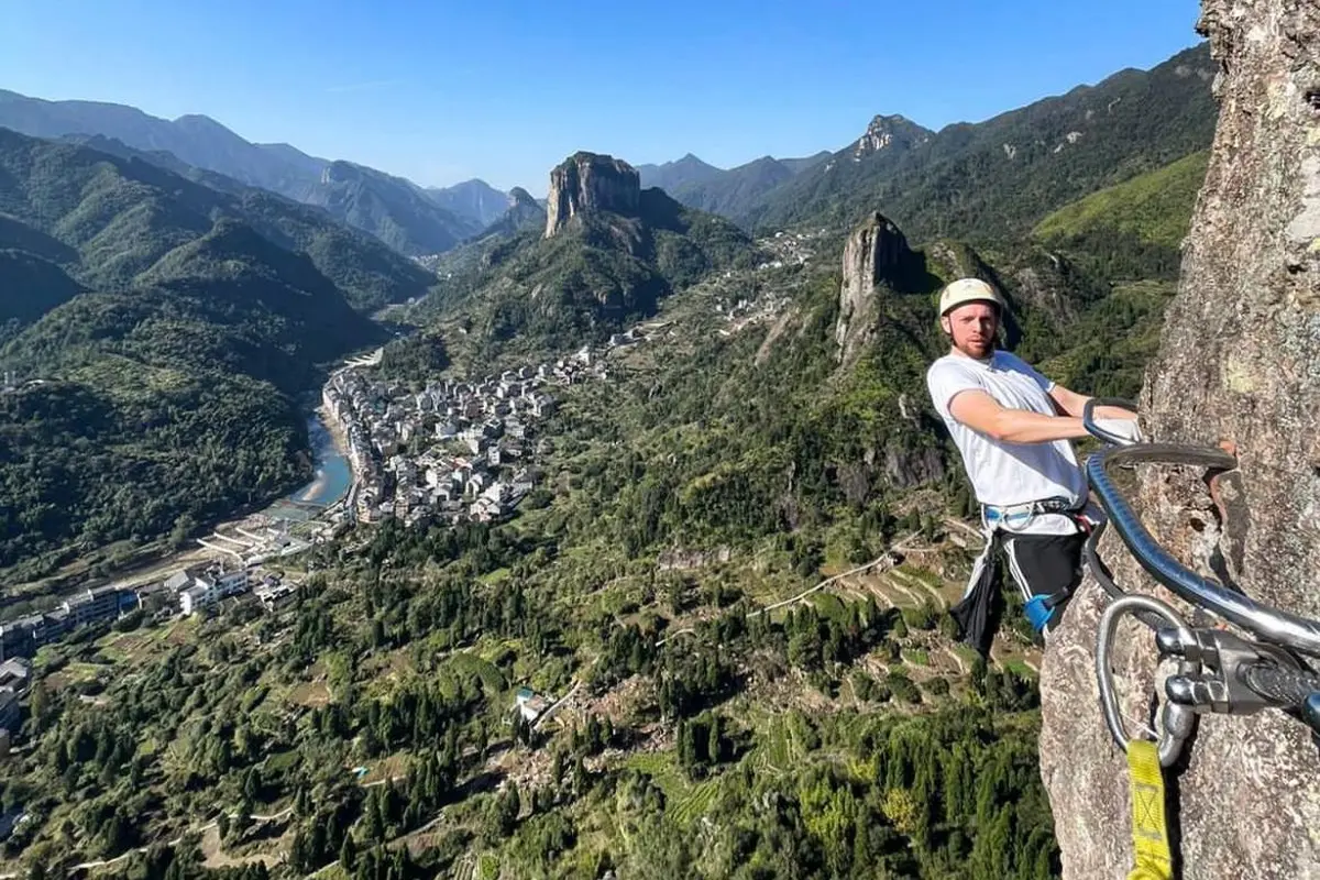 Seorang turis sedang panjat tebing di Gunung Yandang, salah satu destinasi wisata di China
