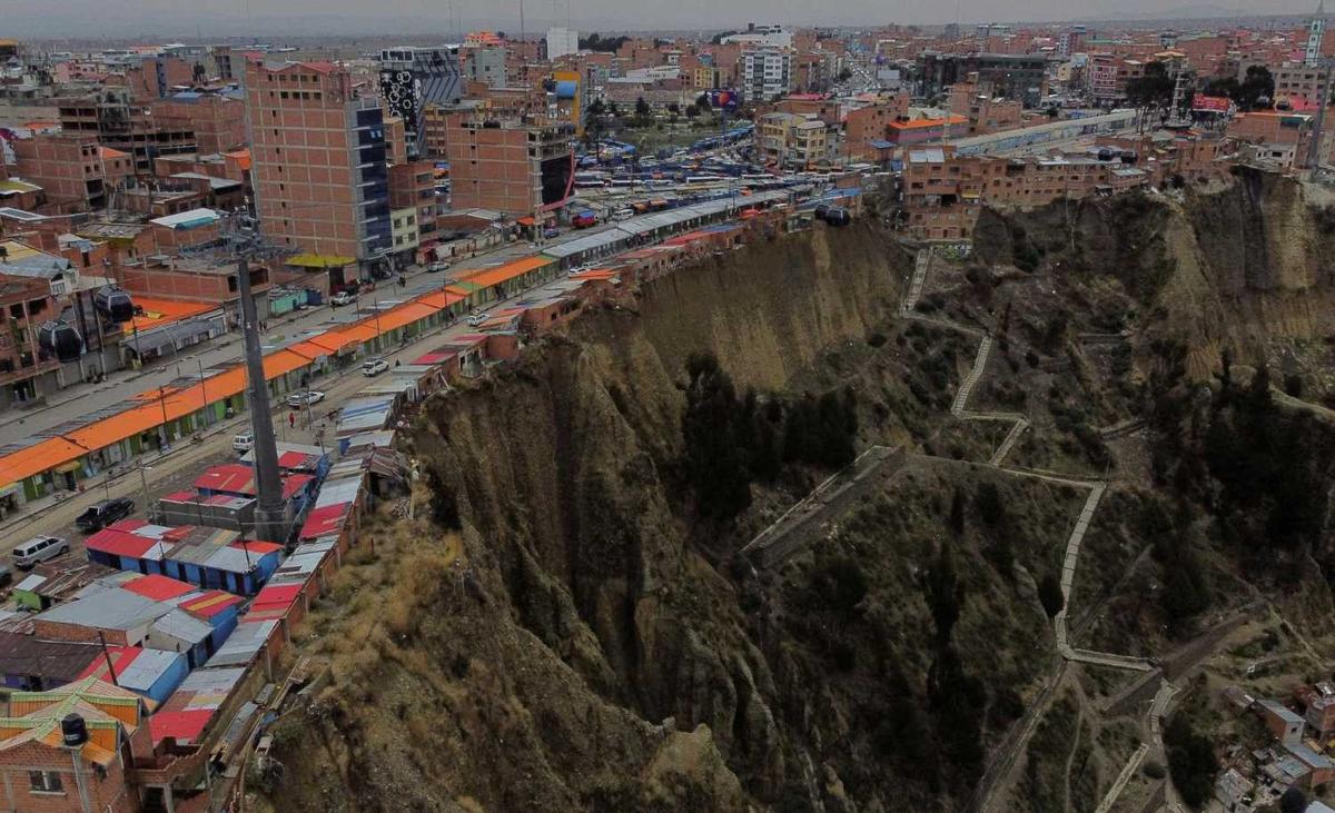 Ngerinya 'Rumah Bunuh Diri' Dihuni Para Dukun Bolivia