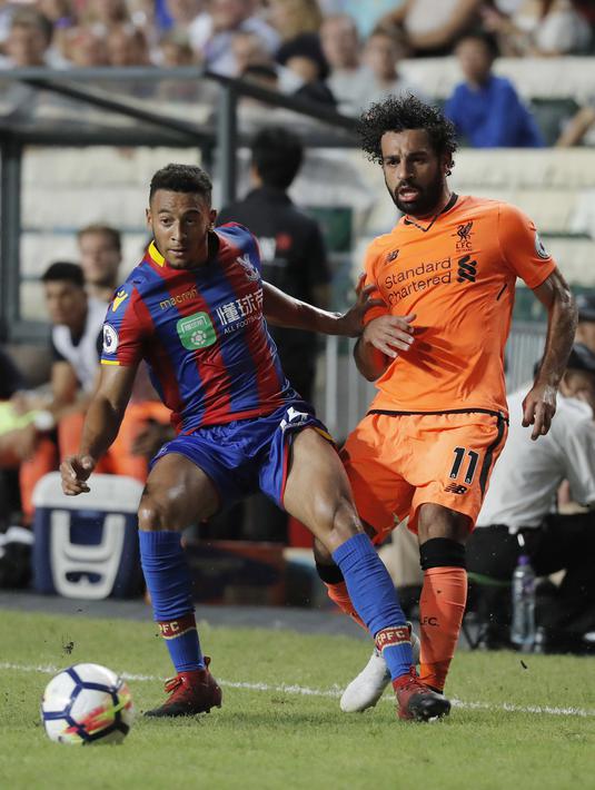 Mohamed Salah (kanan) merupakan pembelian termahal sepanjang sejarah Liverpool. Dia dibeli dari AS Roma dengan harga 35 juta poundsterling (Rp 632 miliar) pada 23 Juni 2017. (AP/Kin Cheung)