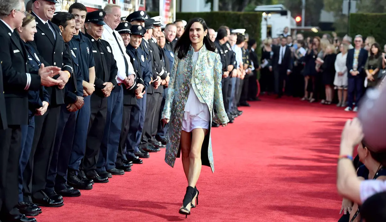 Aktris Jennifer Connelly berjalan menghadiri pemutaran perdana "Only The Brave" di Los Angeles, California, AS, (8/10). Mengenakan celana pendek aktris 46 tahun ini jadi pusat perhatian para polisi yang hadir. (Alberto E. Rodriguez/Getty Images/AFP)