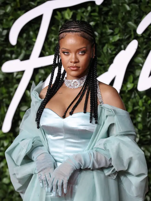 Pertama Kalinya Rihanna Gunakan Gaun Rancangannya Sendiri di British Fashion Awards