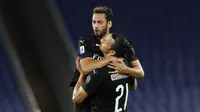 Hakan Calhanoglu dan Zlatan Ibrahimovic menyumbang gol bagi AC Milan pada duel Liga Italia versus Lazio di Stadio Olimpico, Sabtu (4/7/2020) atau Minggu dini hari WIB. (AP Photo/Riccardo De Luca)