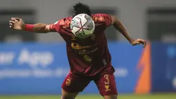 Pemain Sriwijaya FC, Obet Choiri berusaha mengontrol bola saat menghadapi Rans Cilegon FC dalam laga matchday ke-3 Grup X Babak 8 Besar Liga 2 2021 di Stadion Wibawa Mukti, Cikarang, Rabu (22/12/2021). (Bola.com/Bagaskara Lazuardi)