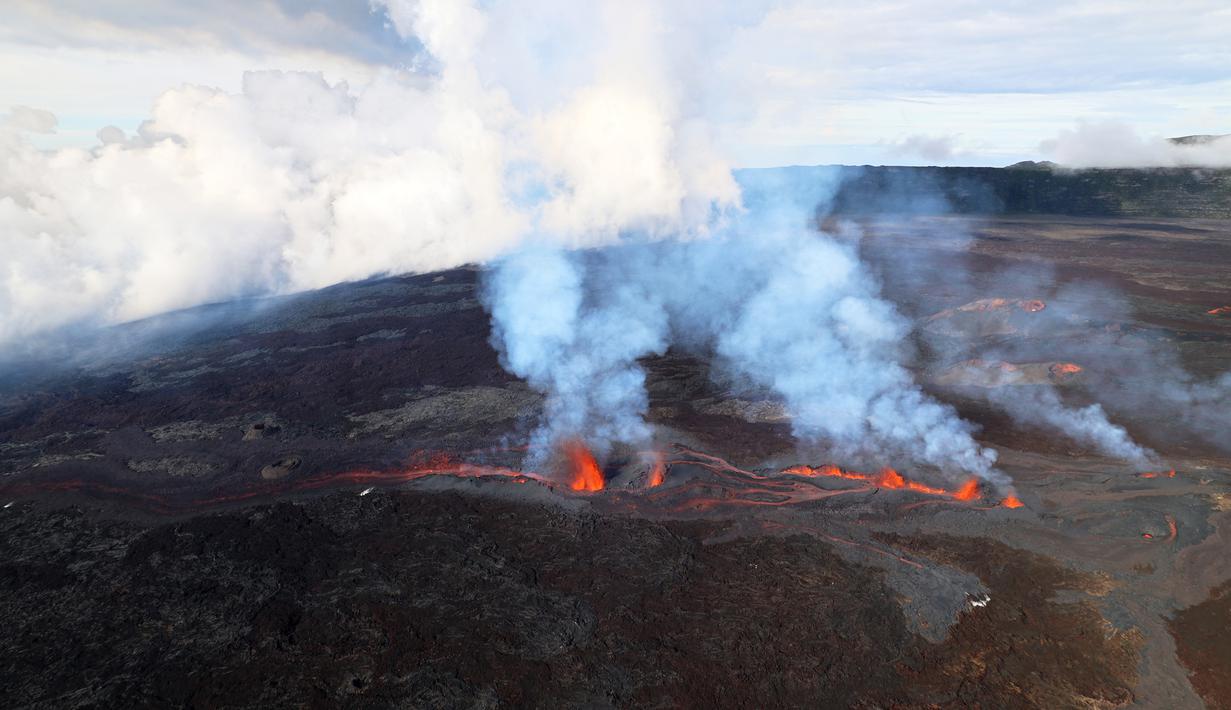 Foto udara pada 22 Desember 2021 menunjukkan gunung berapi Piton de la Fournaise yang meletus di pulau Reunion, Samudra Hindia Prancis. Letusan terjadi di daerah yang sama sekali tidak berpenghuni. (Richard BOUHET/AFP)