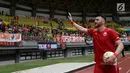 Striker Persija Jakarta, Marko Simic menyapa suporter usai pertandingan menghadapi 757 Kepri Jaya pada laga Piala Indonesia di Stadion Patriot, Bekasi, Rabu (23/1). Persija menang telak 8-2. (Bola.com/Yoppy Renato)