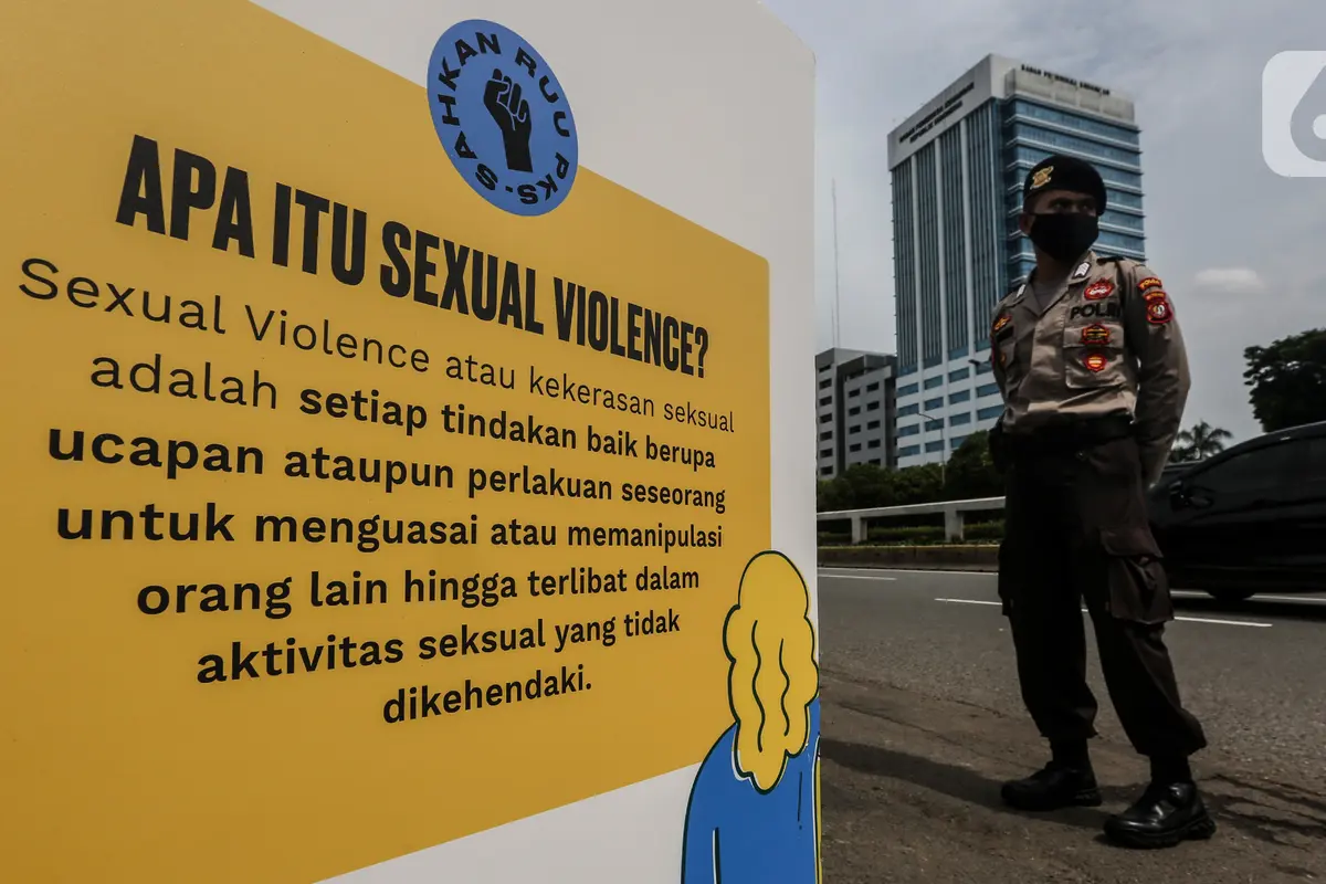 Demo Sahkan RUU PKS, Ratusan Sepatu Penuhi Gedung DPR