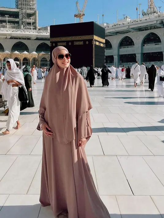 Tampil berhijab, netizen langsung memberikan komentarnya. [instagram/maiaestiantyreal]