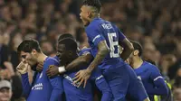 Para pemain Chelsea merayakan gol Alvaro Morata (kiri) saat melawan Bournemouth pada laga perempatfinal Piala Liga Inggris di Stamford Bridge stadium, London, (20/12/2017). Chelsea menang 2-1.  (AP/Alastair Grant)