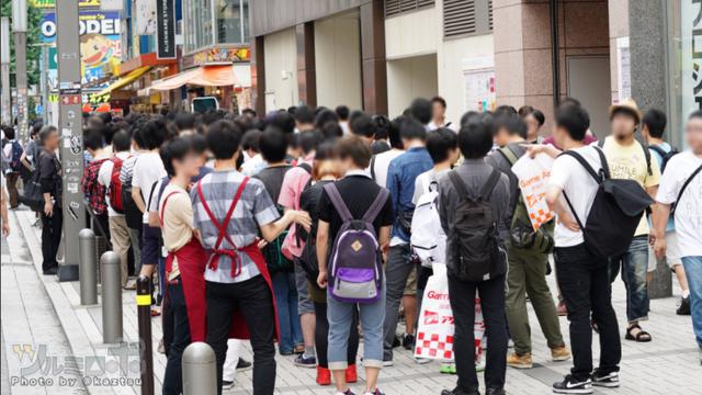 Para Pria Jepang Ini Rela Antre Gara-Gara Kondom Bergambar Anime