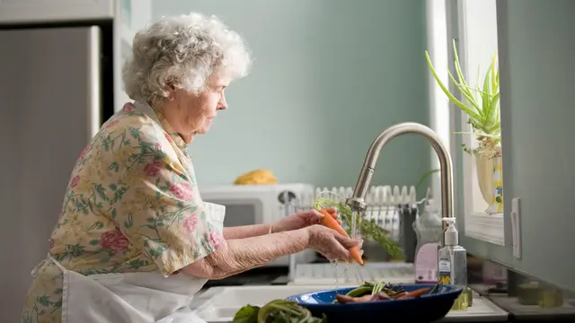 Ilustrasi Lansia Memasak
