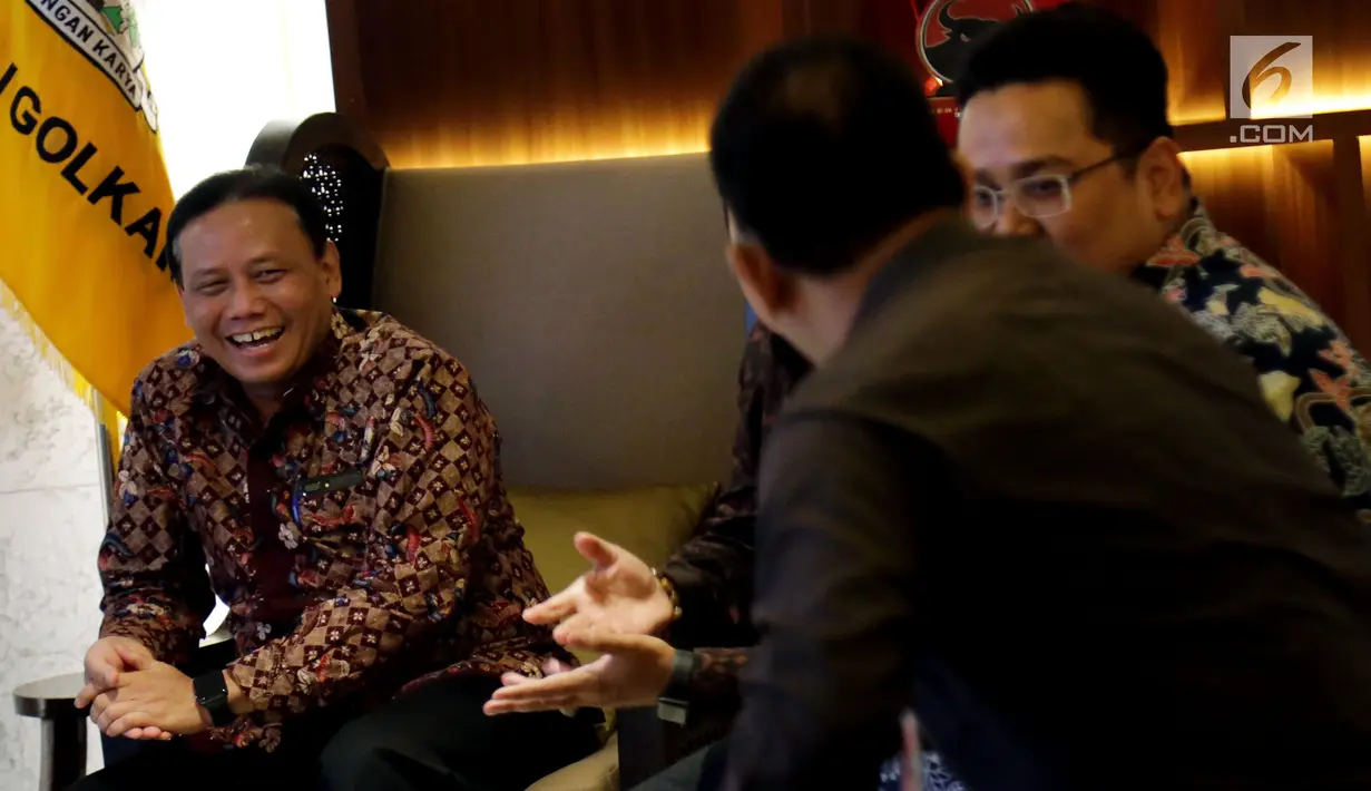 Ketua Bawaslu Abhan berbincang dengan Anggota DPP Partai Golkar saat melakukan pertemuan di DPP Partai Golkar, Jakarta, Senin (2/7). Pertemuan membahas Sosialisasi Pengawasan Pencalonan Pileg dan Pilpres 2019. (Liputan6.com/Johan Tallo)