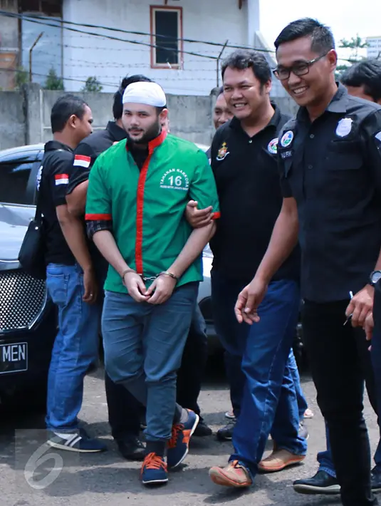 Ridho Rhoma tiba di Rumah Sakit Ketergantungan Obat (RSKO), Jakarta, Selasa (4/4). Ridho Rhoma ditangkap bersama temannya berinisial S yang kedapatan menyimpan alat hisap dan dua pil psikotropika jenis dumolid. (Liputan6.com/Herman Zakharia)