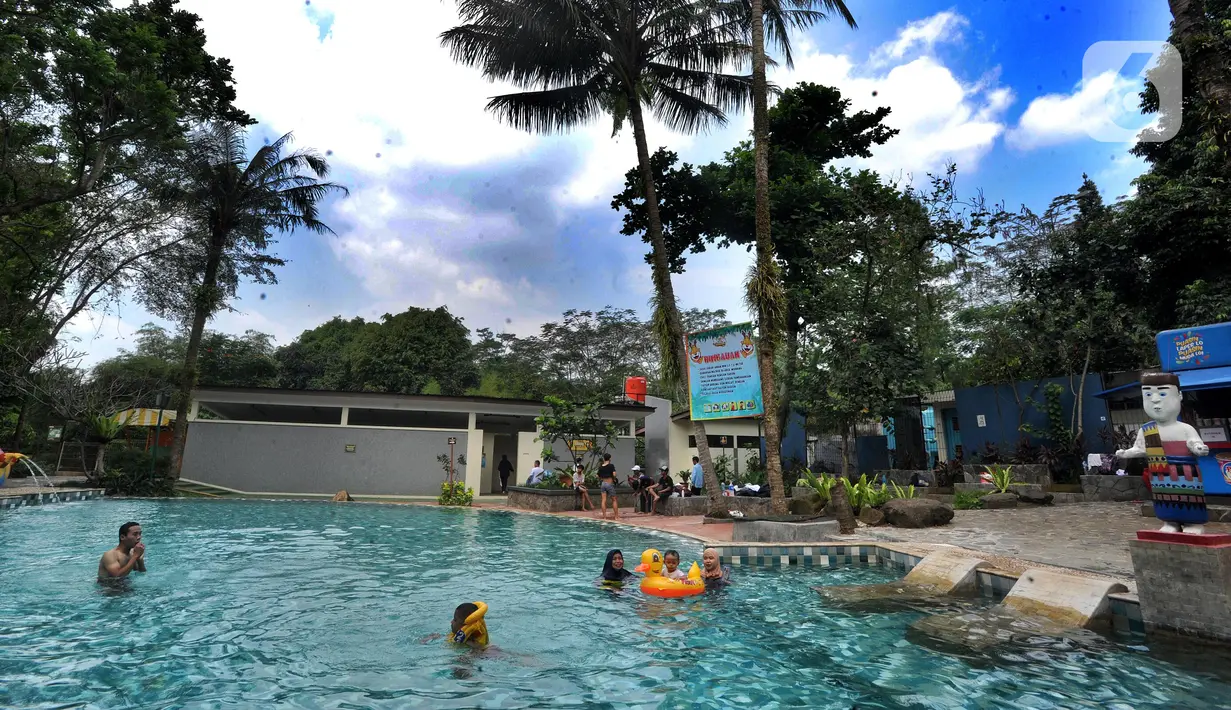 Pengunjung bermain air pada salah satu wahana di The Jungle Waterpark, Bogor, Jawa Barat, Sabtu (18/7/2020). Sejumlah tempat wisata di Kota Bogor mulai hari mulai dibuka kembali setelah selama 4 bulan ditutup dengan menerapkan protokol kesehatan bagi pengunjungnya. (merdeka.com/Arie Basuki)
