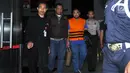Filipus Djap (pengusaha) keluar dari gedung KPK usai menjalani pemeriksaan Jakarta, Minggu (17/9). Filipus diduga menyuap Wali Kota Batu Malang, Eddy Rumpoko terkait proyek pengadaan barang dan jasa. (Liputan6.com/Helmi Fithriansyah)