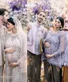 Usia kehamilan beauty influencer, Jharna Bhagwani telah memasuki 7 bulan. Ia pun menggelar acara tasyakuran dan mitoni didampingi suami dan kedua orangtuanya. [Foto: IG/@bagusjepret].