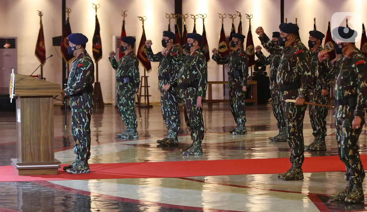 Kapolri Jenderal Pol Listyo Sigit Prabowo (kiri) memberikan keterangan pers pada peringatan HUT ke-76 Korps Brimob Polri di Mako Brimob, Kelapa Dua, Depok, Jawa Barat, Minggu (14/11/2021). (Liputan6.com/Herman Zakharia)