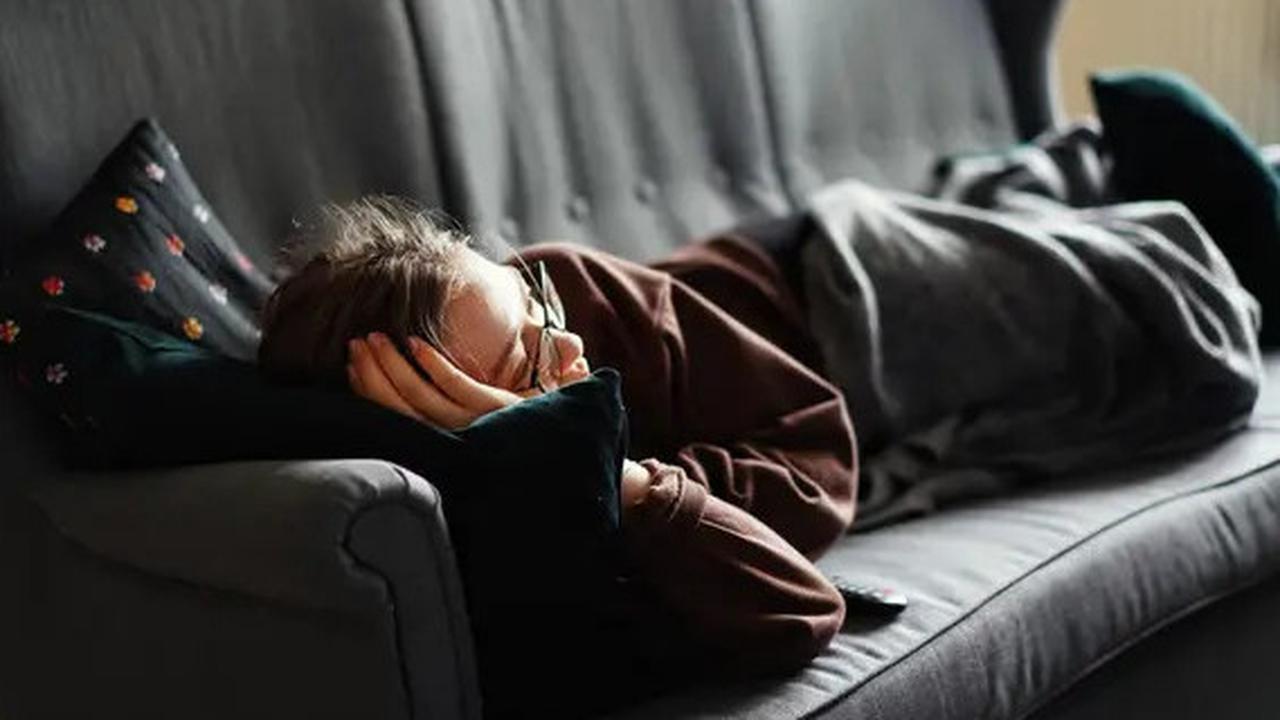 Punya Kebiasaan Rebahan Terlalu Lama, Ini Bahaya Kesehatan yang Mengintai