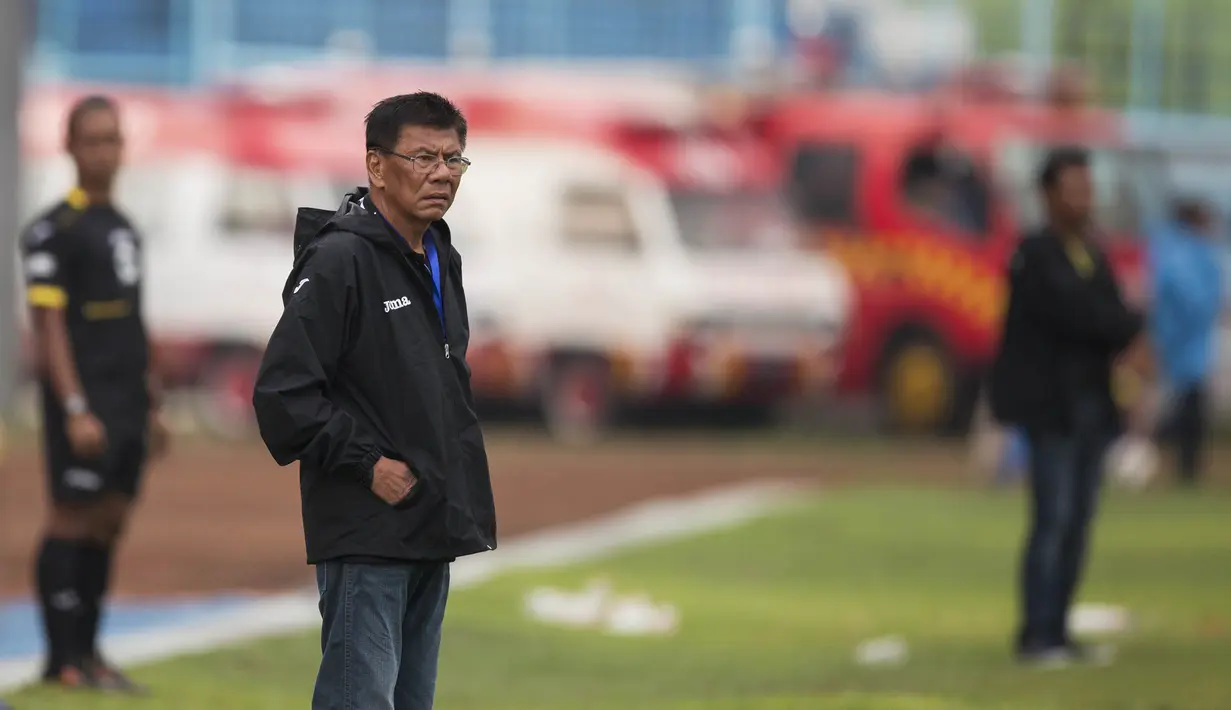 Pelatih Sriwijaya FC, Benny Dolo, memperhatikan permainan anak asuhnya saat menghadapi Gresik United pada laga Piala Jenderal Sudirman di Stadion Kanjuruhan, Malang, Kamis (19/11/2015). (Bola.com/Vitalis Yogi Trisna)