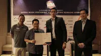 Pemilik Satria Muda, Erick Thohir, bersama pebasket, Christian Ronaldo, menyepakati perpanjangan kontrak di Hotel Fairmont, Senayan, Sabtu (14/10/2017). (Bola.com/Cornelia Yurisa Gani)