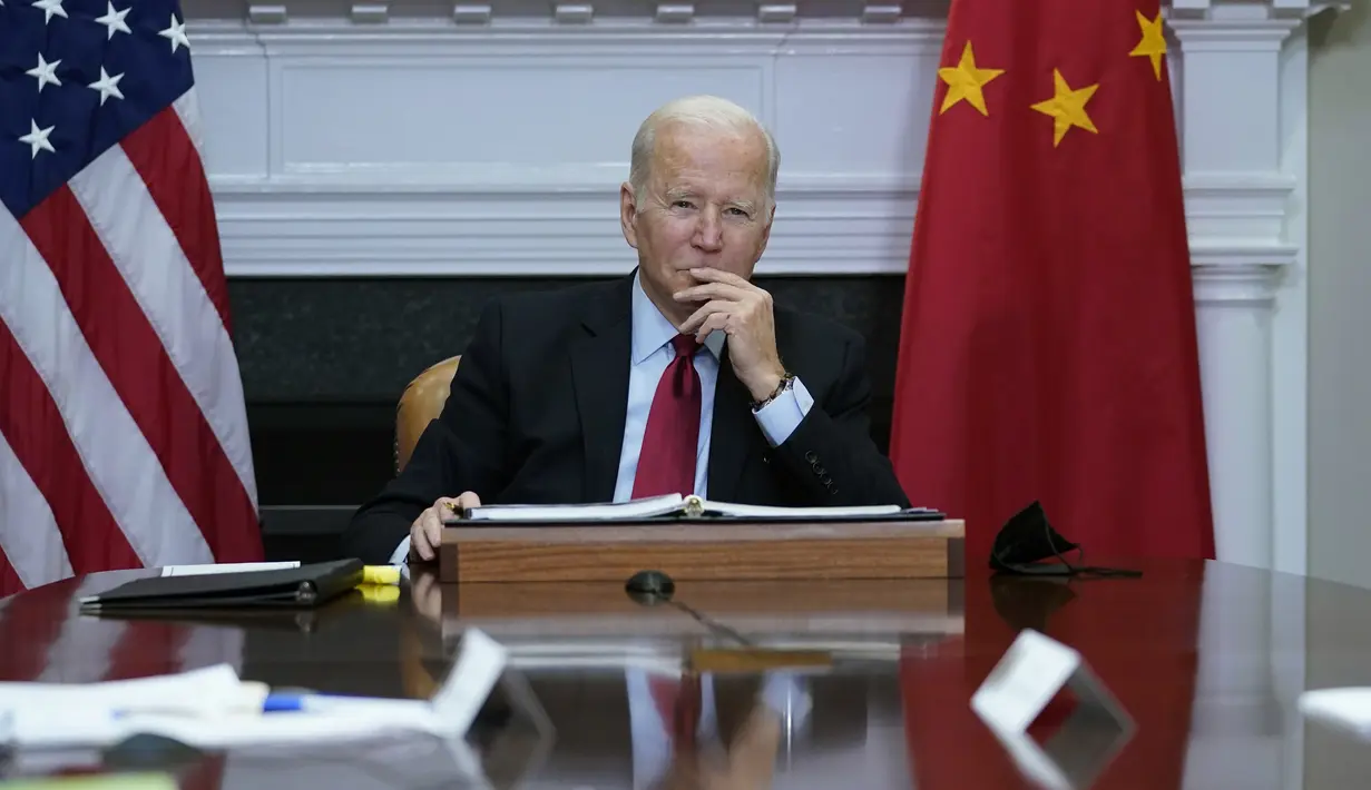 Presiden Joe Biden mendengarkan saat ia bertemu secara virtual dengan Presiden China Xi Jinping dari Ruang Roosevelt Gedung Putih di Washington, Senin (15/22/2021). Pertemuan dimaksudkan untuk menurunkan ketegangan antara AS dan China selaku dua negara adidaya dunia saat ini. (AP Photo/Susan Walsh)