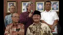 Salah satu anggota Tim Sembilan, Imam Prasodjo (batik ungu) menjelaskan kepada wartawan tentang  rekomendasi yang mereka sampaikan kepada Presiden Joko Widodo terkait kisruh KPK vs Polri, Jakarta, Rabu (28/1/2015). (Liputan6.com/Faizal Fanani)