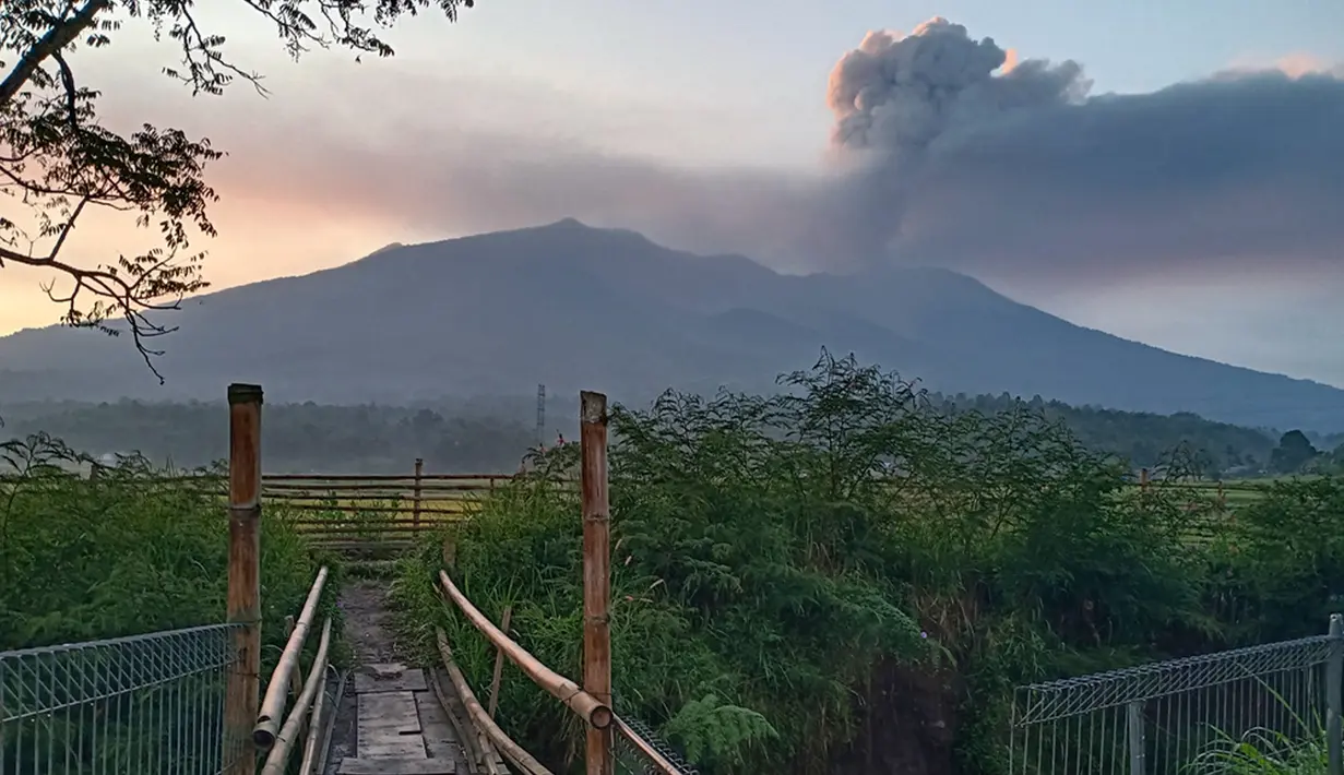 <p>Gunung Marapi memuntahkan abu vulkanik dari kawahnya di Agam, Sumatera Barat, Indonesia, Selasa (5/12/2023). Pihak berwenang Indonesia pada Senin menghentikan pencarian belasan pendaki setelah gunung berapi Gunung Marapi meletus lagi, mengeluarkan semburan abu panas baru sebagai setinggi 800 meter (2.620 kaki) ke udara, kata para pejabat. (AP Photo/Givo Alputra)</p>