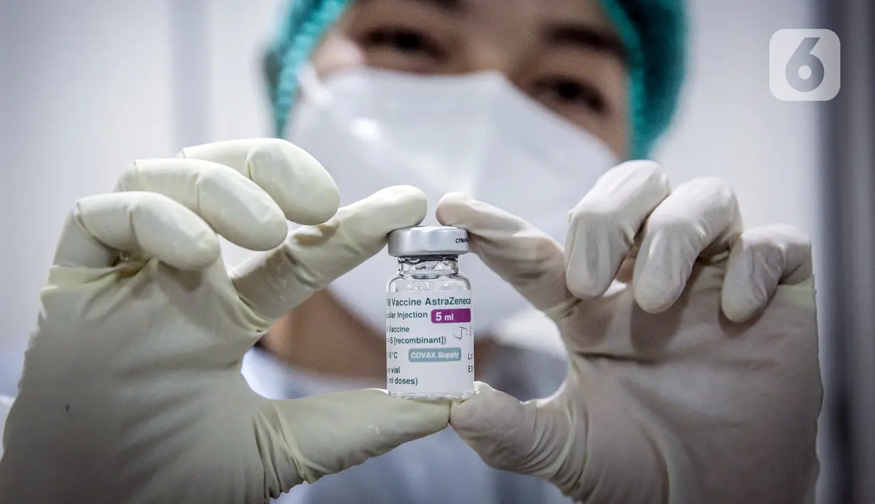 Petugas medis menunjukkan vaksin COVID-19 Astrazeneca saat vaksinasi pekerja ritel di GOR Tanjung Duren, Jakarta Barat, Senin (24/5/2021). Berdasarkan data Kementerian Kesehatan hingga 23 Mei 2021, sebanyak 14.890.933 orang telah menerima vaksin COVID-19 dosis pertama. (Liputan6.com/Faizal Fanani)